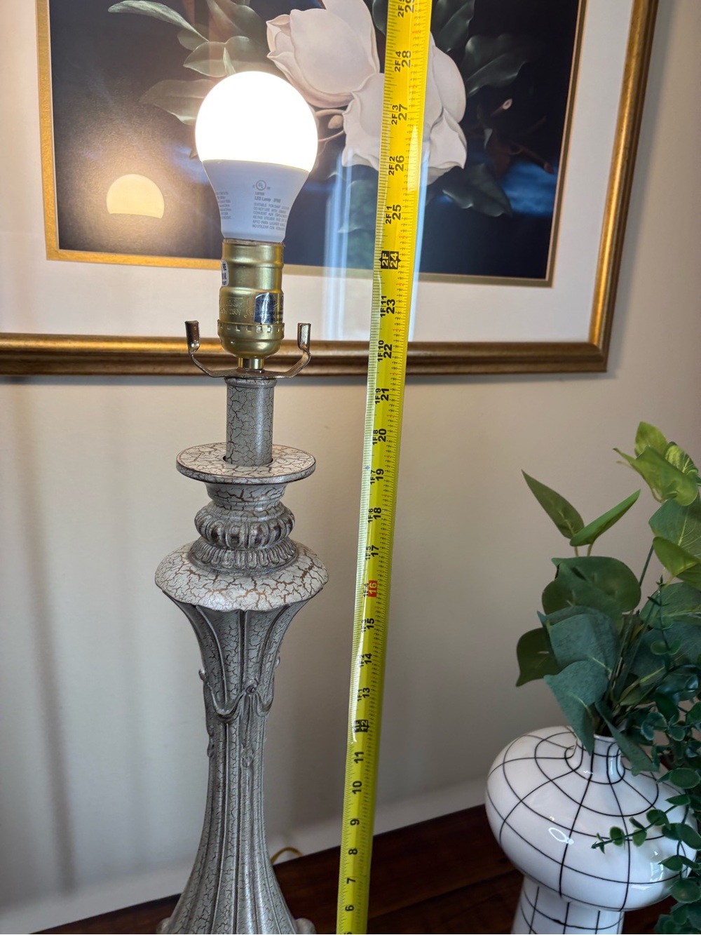🔥🔥🔥Vintage Table Lamp Featuring Ornate, Distressed Base - Picture 11 of 11